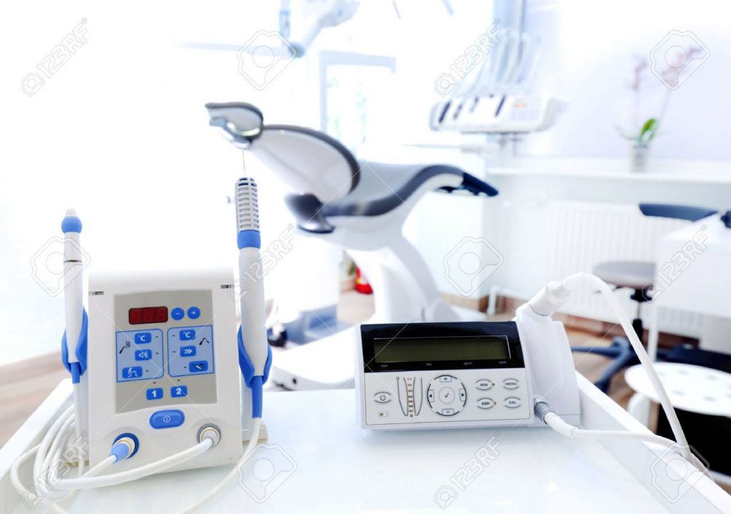 47060557-equipos-e-instrumentos-dentales-en-el-consultorio-del-dentista-herramientas-close-up-odontología